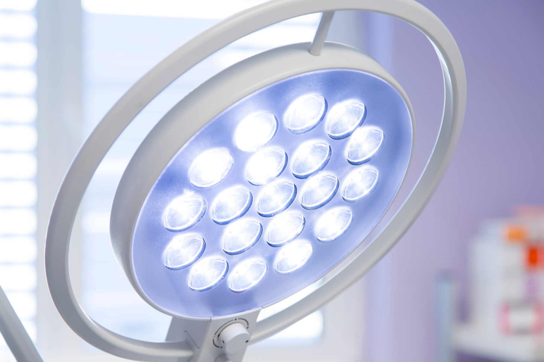 Ambulante Operationen Bei MainOrtho Moderne LED-Operationsleuchte, ambulante Operationen bei MainOrtho in Großwallstadt